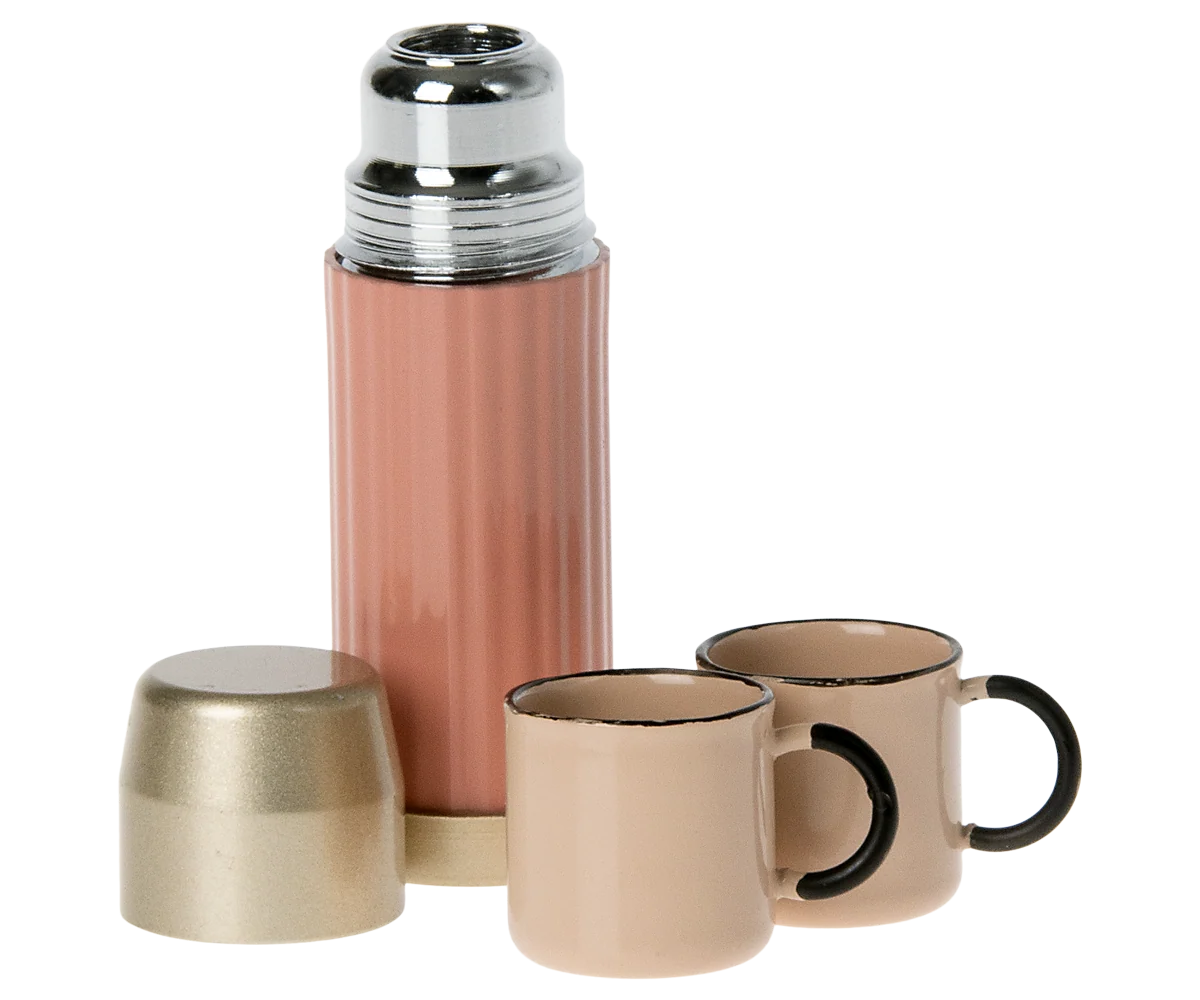 Soft coral Maileg thermos with gold cap and two pink mugs, perfect for dolls with magnetic hands.