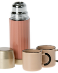 Soft coral Maileg thermos with gold cap and two pink mugs, perfect for dolls with magnetic hands.