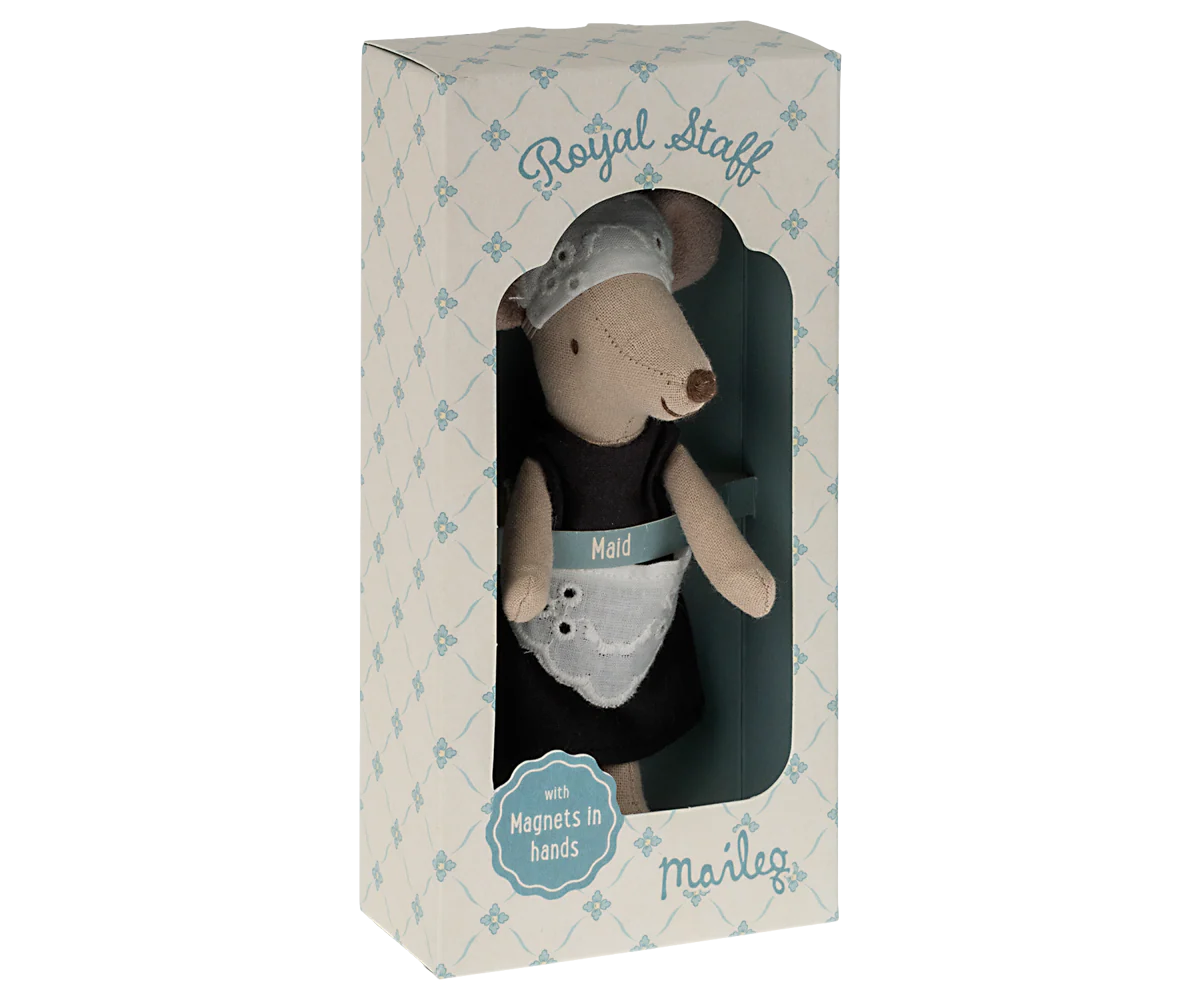 Maileg’s Maid Mouse / Big Sister features a small maid mouse in a black dress, white apron, and headpiece. She comes in a decorative “Royal staff” box and has magnetic hands for fun posing. Brand: Maileg.