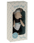 Maileg’s Maid Mouse / Big Sister features a small maid mouse in a black dress, white apron, and headpiece. She comes in a decorative “Royal staff” box and has magnetic hands for fun posing. Brand: Maileg.