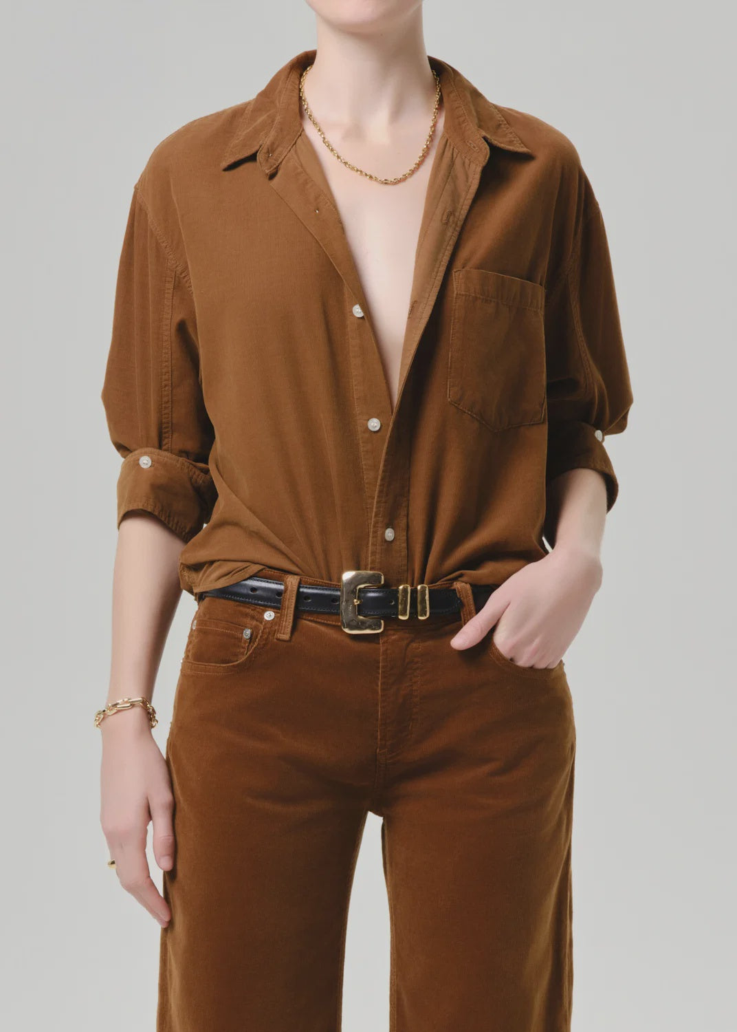 Kayla corduroy shirt by Citizens of Humanity/AGOLDE, styled with pants and gold jewelry for a casual chic look.