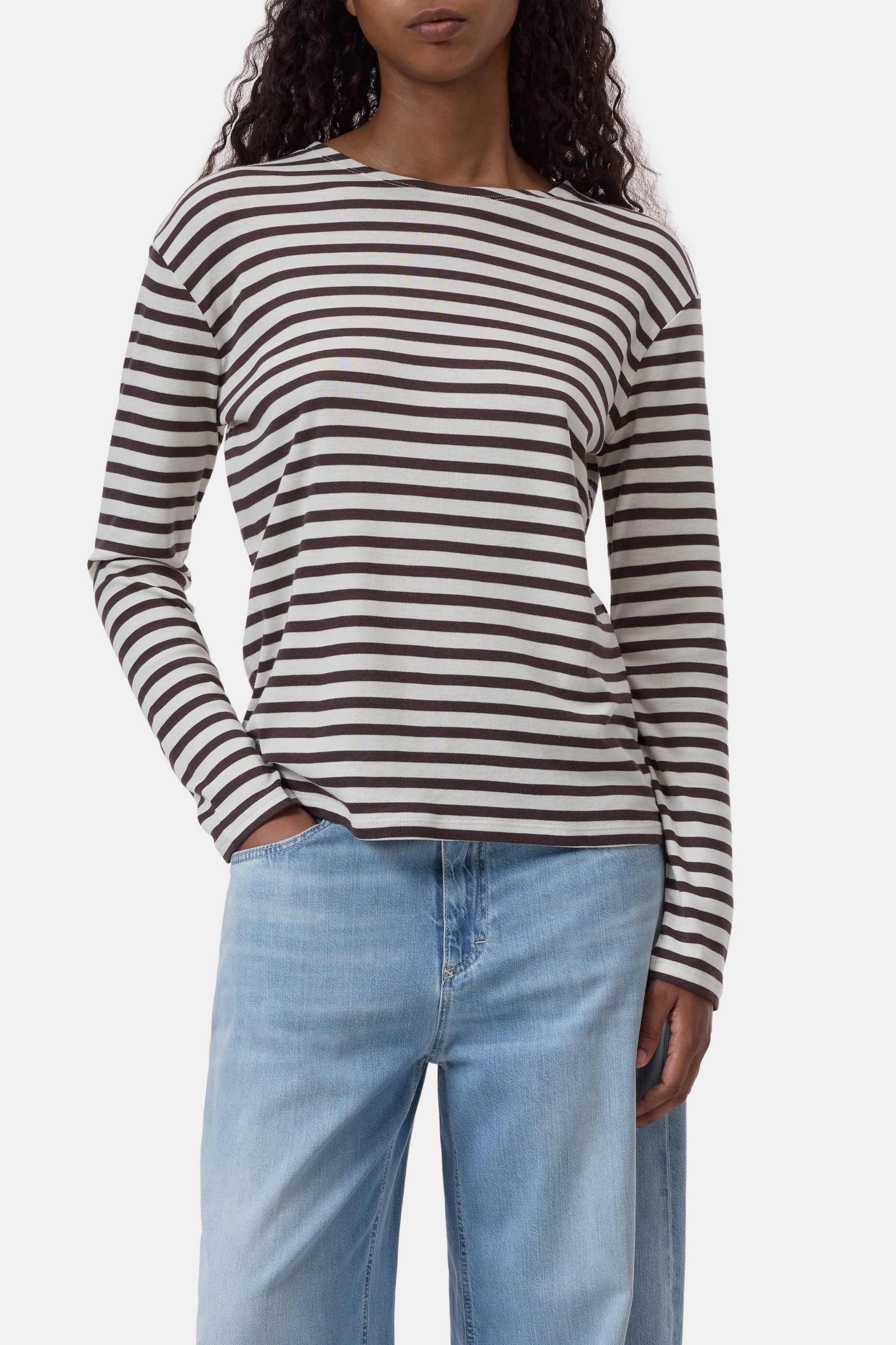 CLOSED Basic Long Sleeve Tee in white with light blue jeans, relaxed fit, Bungalow Furniture &amp; Accessories casual look.