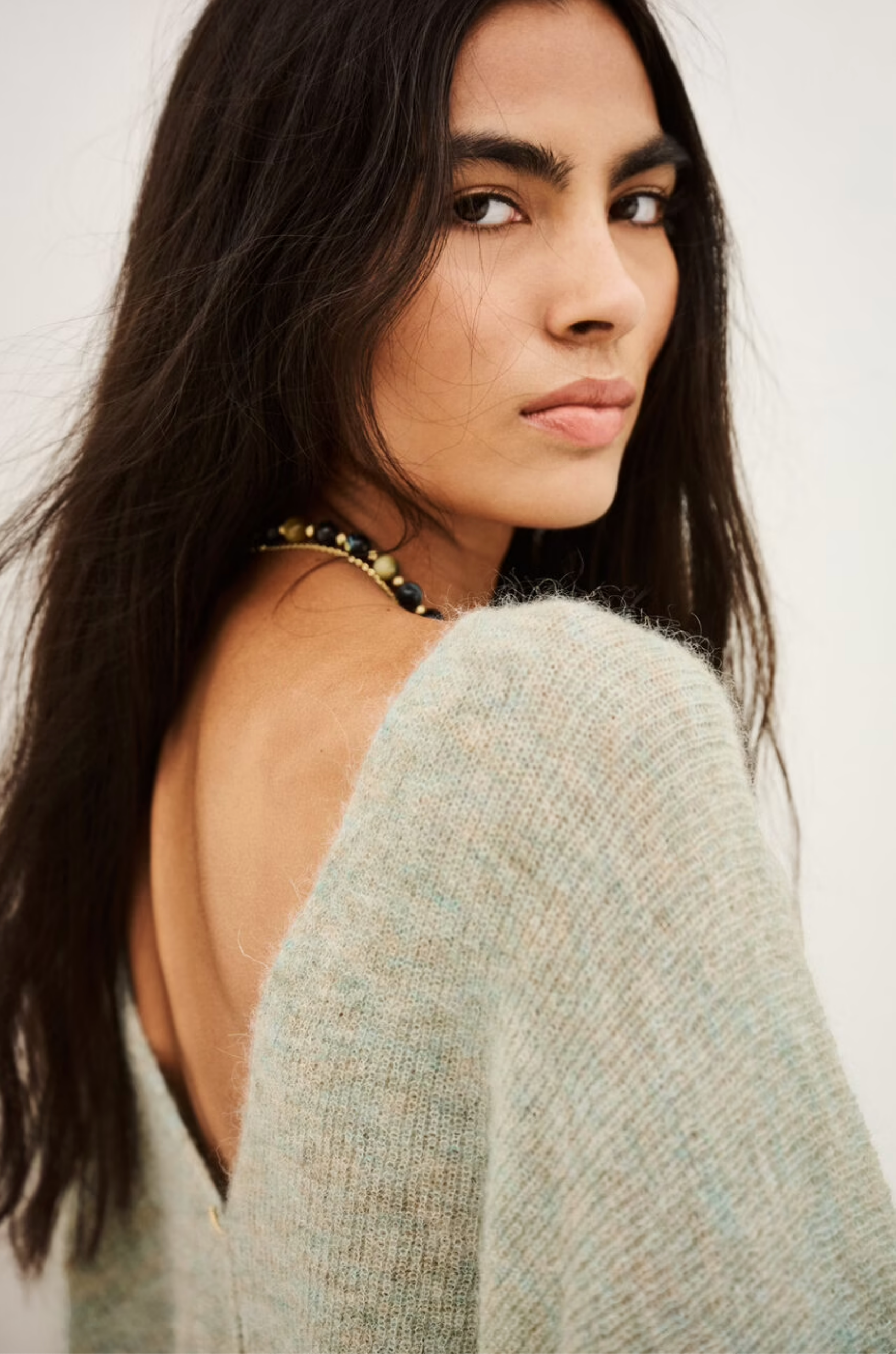 BA&amp;SH Cardigan Isaac in dark fabric, modeled by woman looking over her shoulder; modern, elegant style.