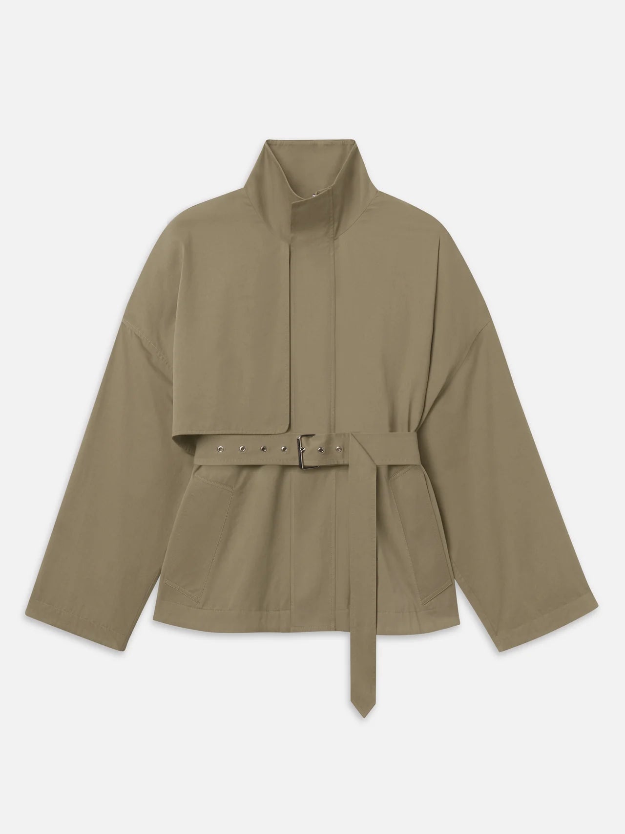 The Short Field Trench by FRAME is a khaki trench with a high collar, wide sleeves, front flap detail, two pockets, and a matching fabric belt with metallic eyelets and rectangular buckle—perfect for transitional layering.