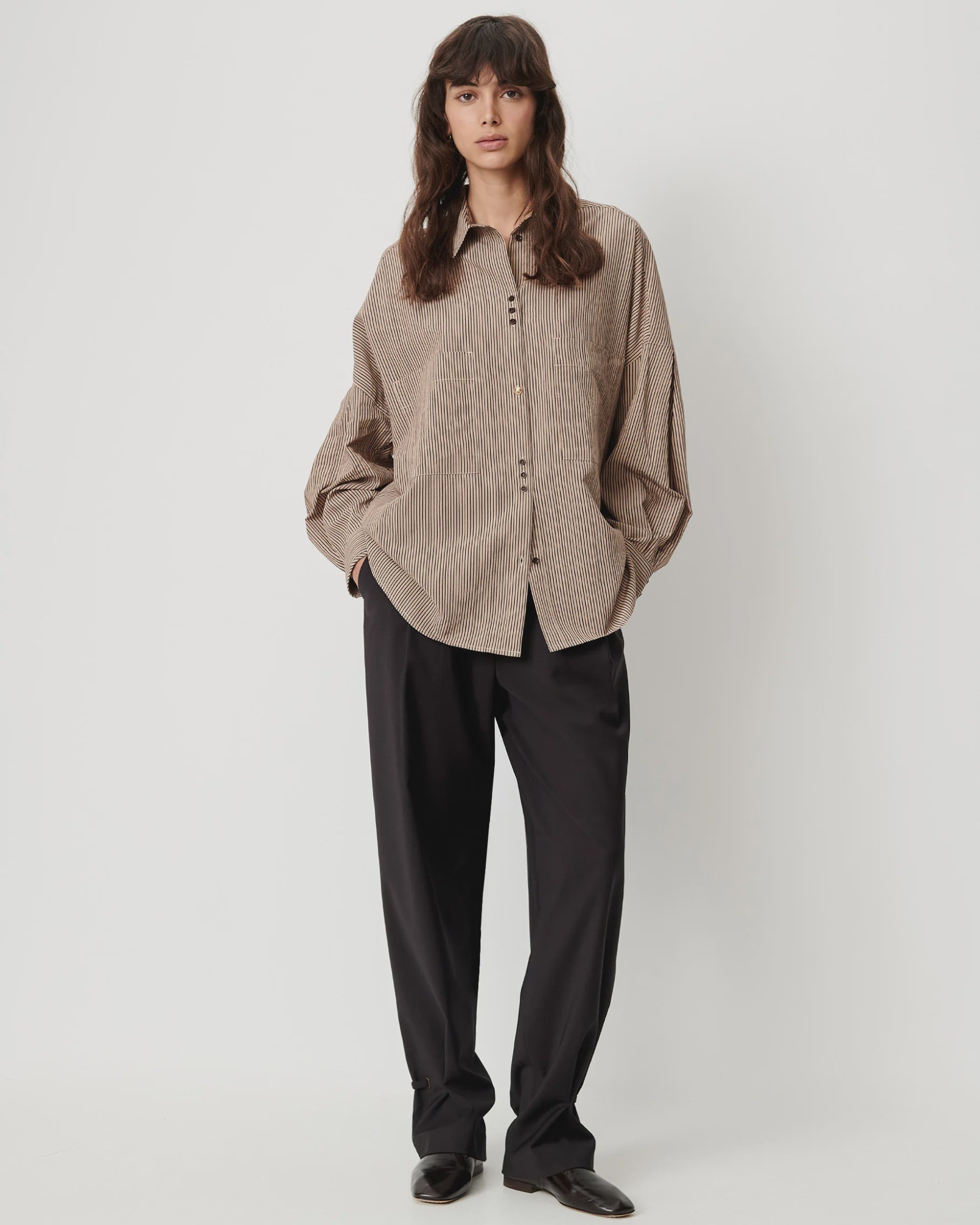 Sessun FONTANIA viscose poplin shirt with front pockets, styled with black pants, shown on a woman against white background.