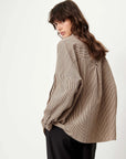 Sessun FONTANIA shirt with front pockets in white, styled with black pants, lifestyle look over the shoulder.