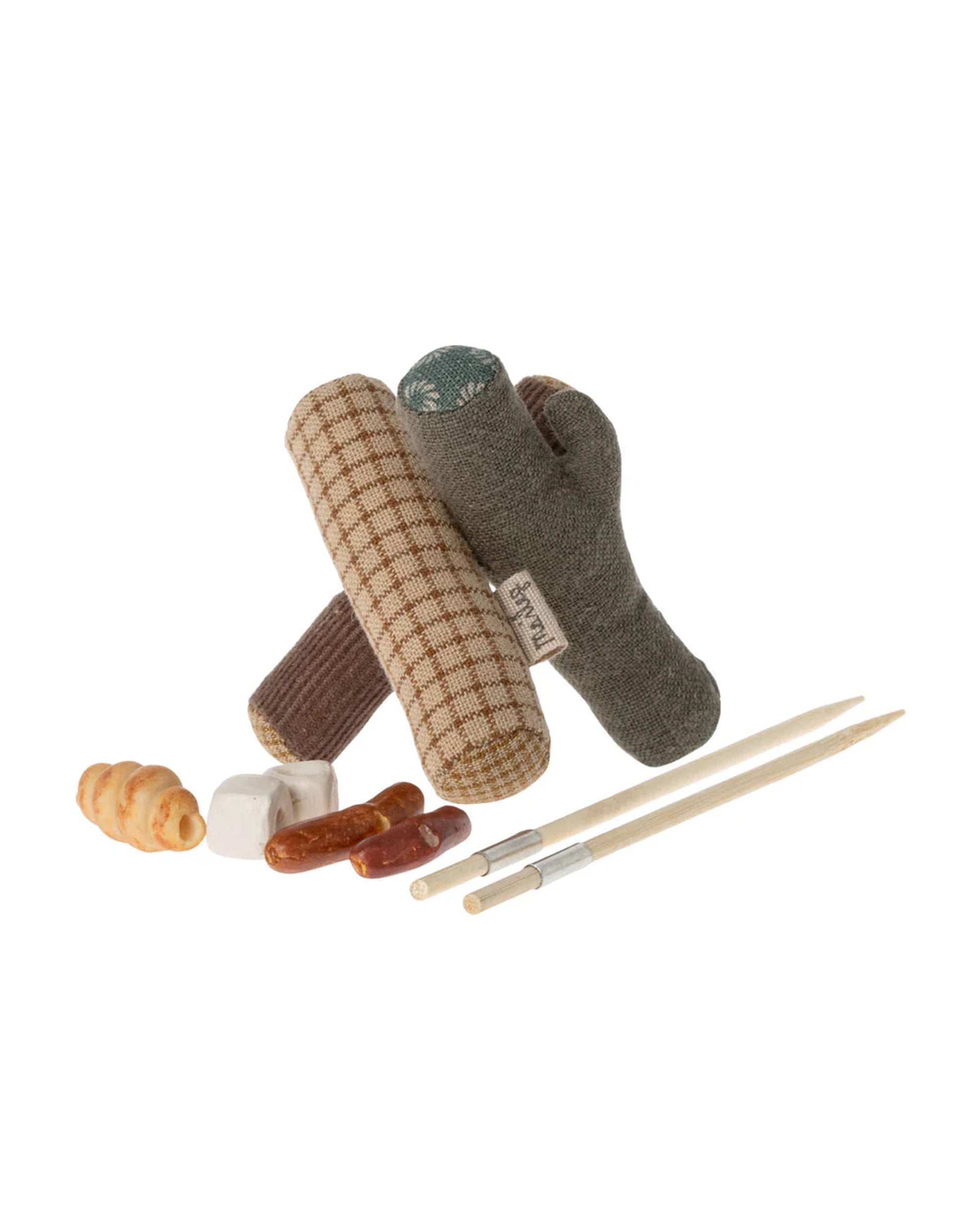 The Maileg Bonfire Set includes three fabric sushi rolls, three plush sushi pieces, and wooden chopsticks—ideal for Maileg mouse camping adventures or pairing with hiking mouse dolls.